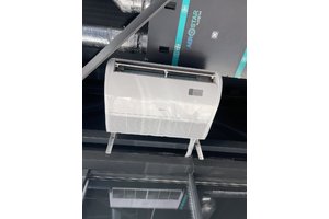 Монтаж напольно-потолочного кондиционера Hisense в магазине в городе Умань. ООО "Уманьпиво"
